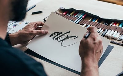 Selección y jerarquía de tipografías de marca